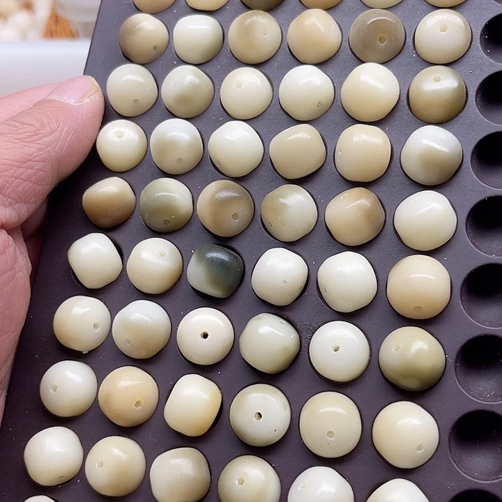 白玉菩提吊坠瑕疵13-11飘花汉堡60颗