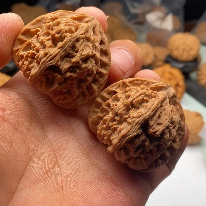 吊坠文玩核桃全品无修，43.5三角白