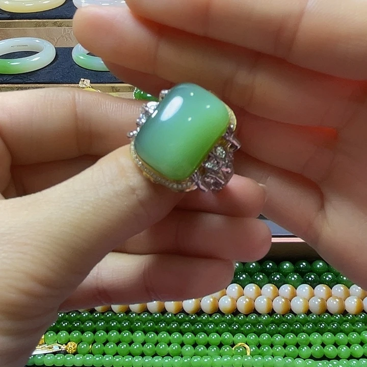 和田玉戒指18K金镶嵌