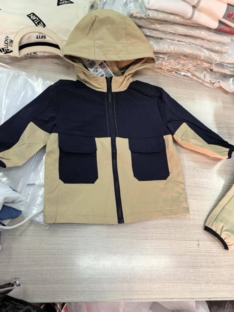 宝宝四季款连帽口袋撞色外套