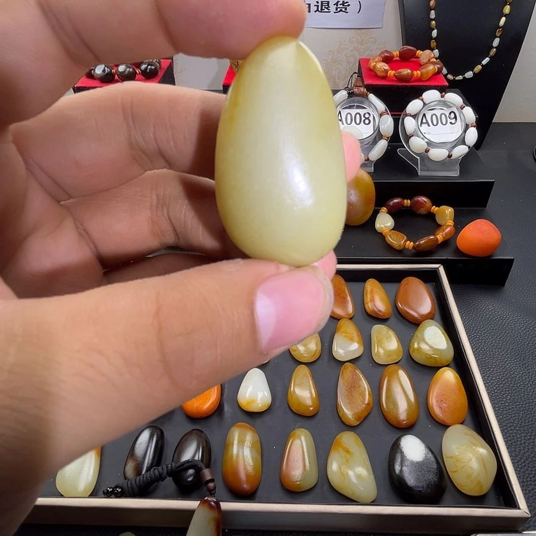 和田玉未镶嵌吊坠(赠链)