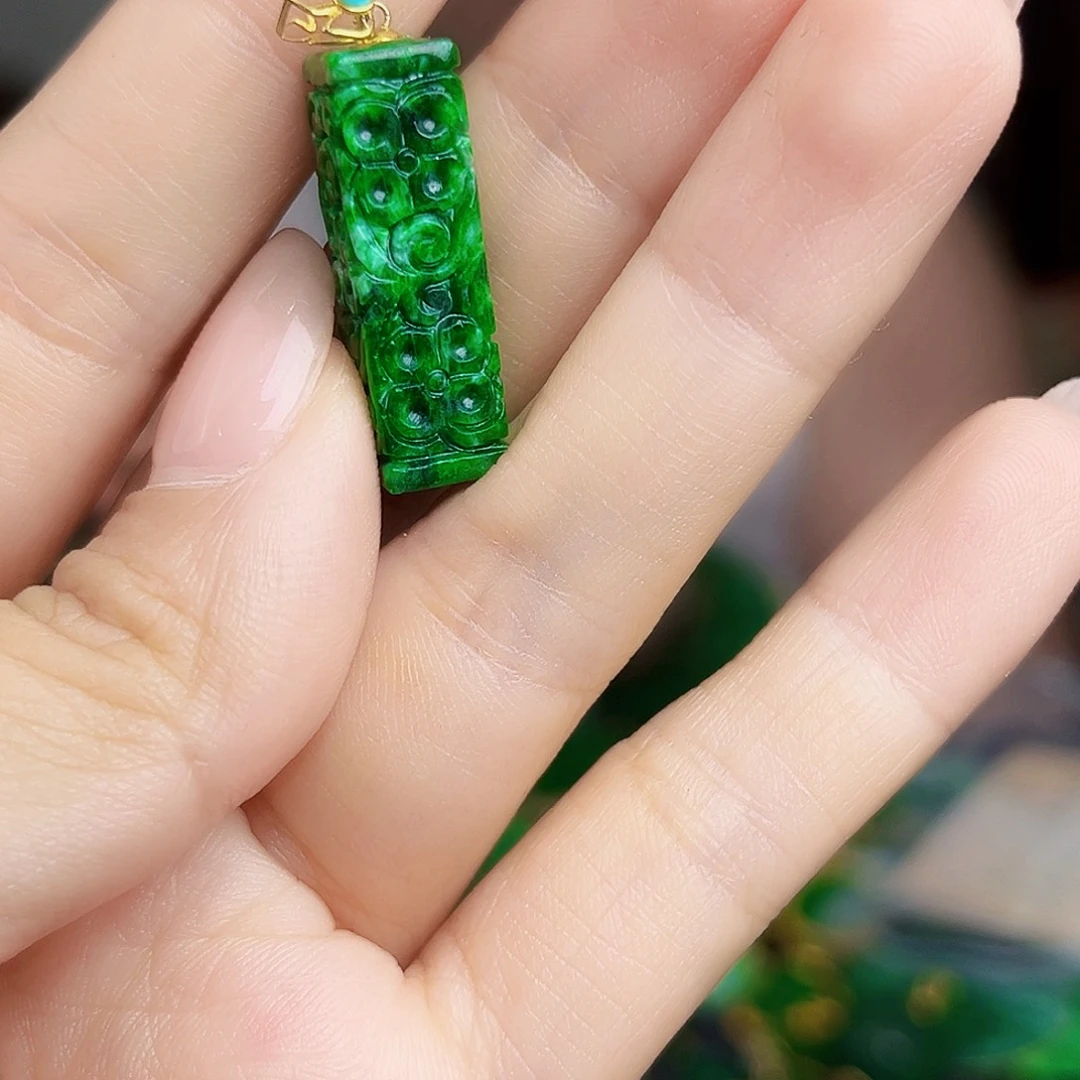 翡翠18K金镶嵌颈饰多样性