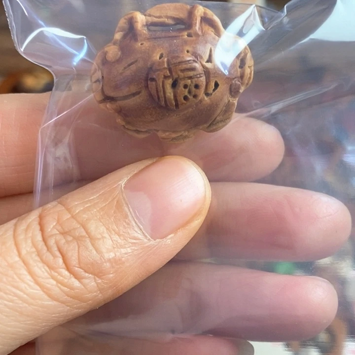 配饰桃核雕刻福锁