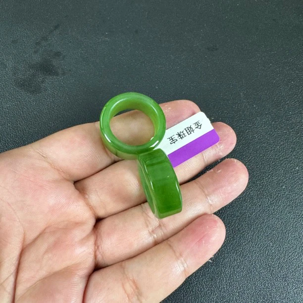 【冰底粉绿戒圈】和田玉俄七碧玉夹层冰底粉绿约11*4mm(多样性发一）