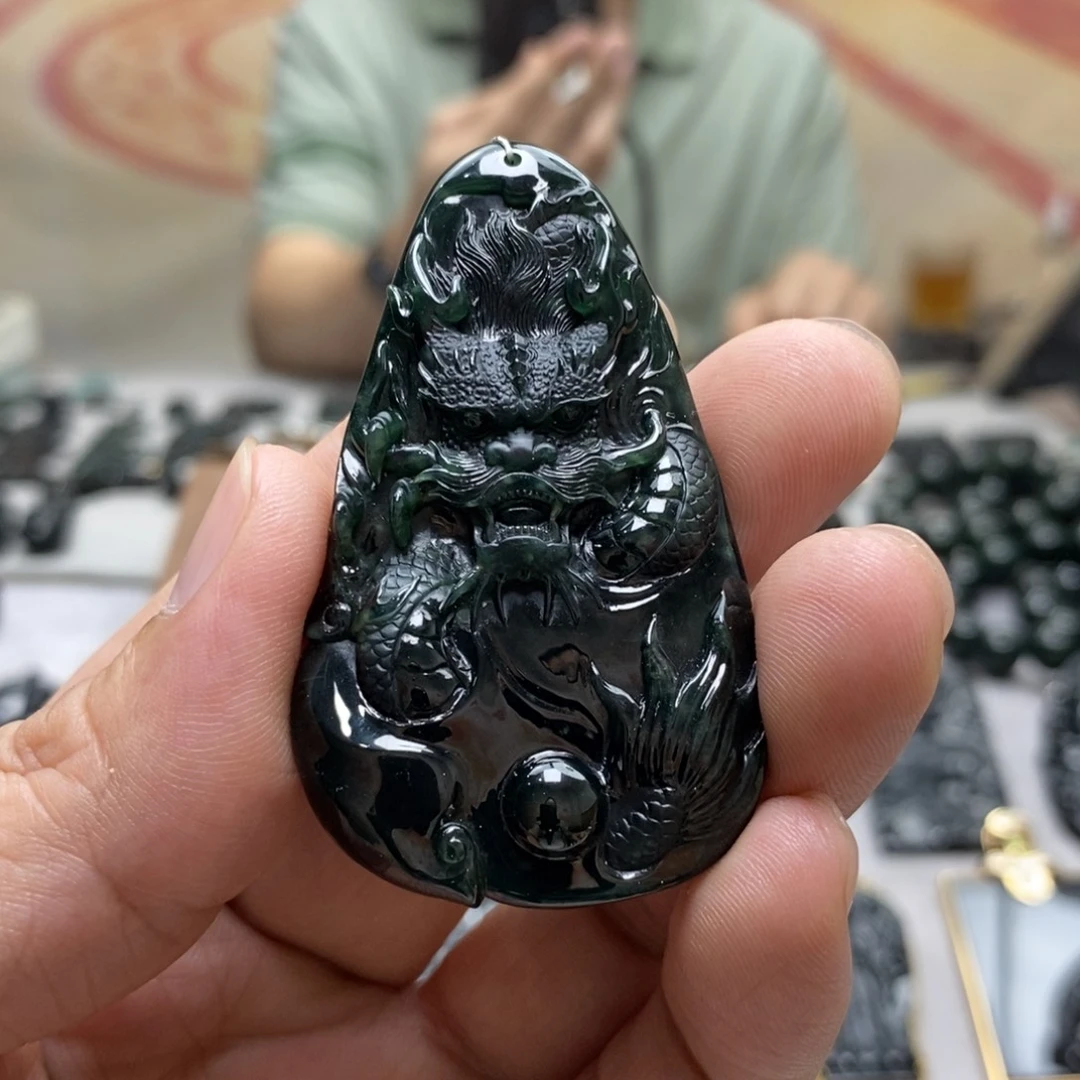 翡翠未镶嵌颈饰龙牌