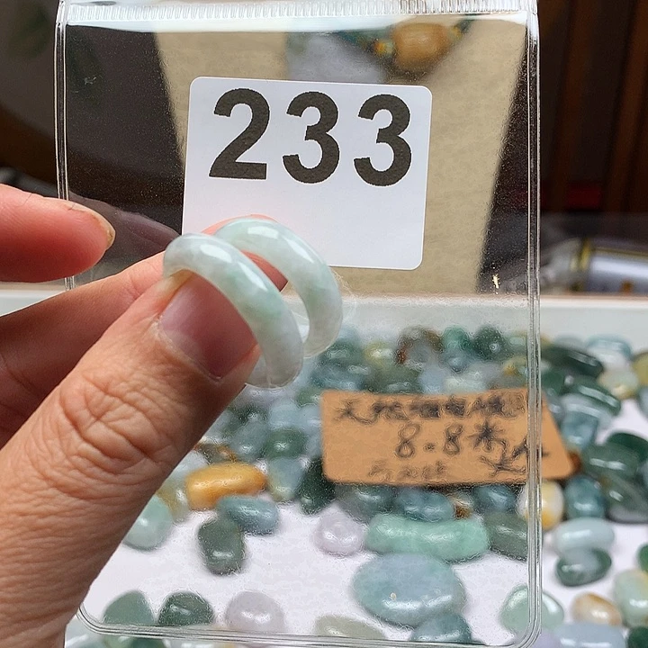 翡翠颈饰未镶嵌?翡翠