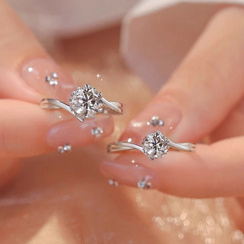 铜合金莫桑石戒指 1克拉雪花扭臂仿莫桑石戒指女时尚轻奢50分求婚