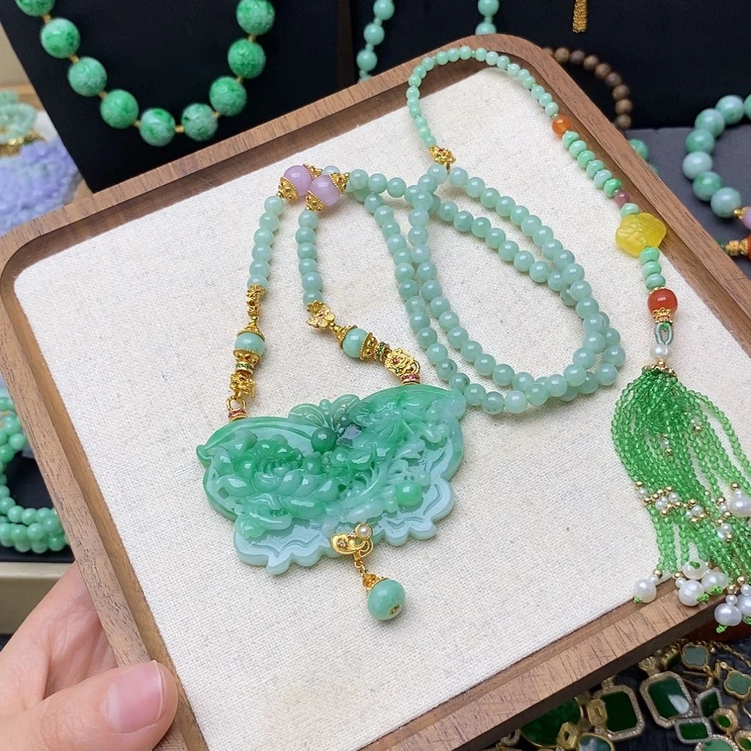 翡翠未镶嵌颈饰蝴蝶