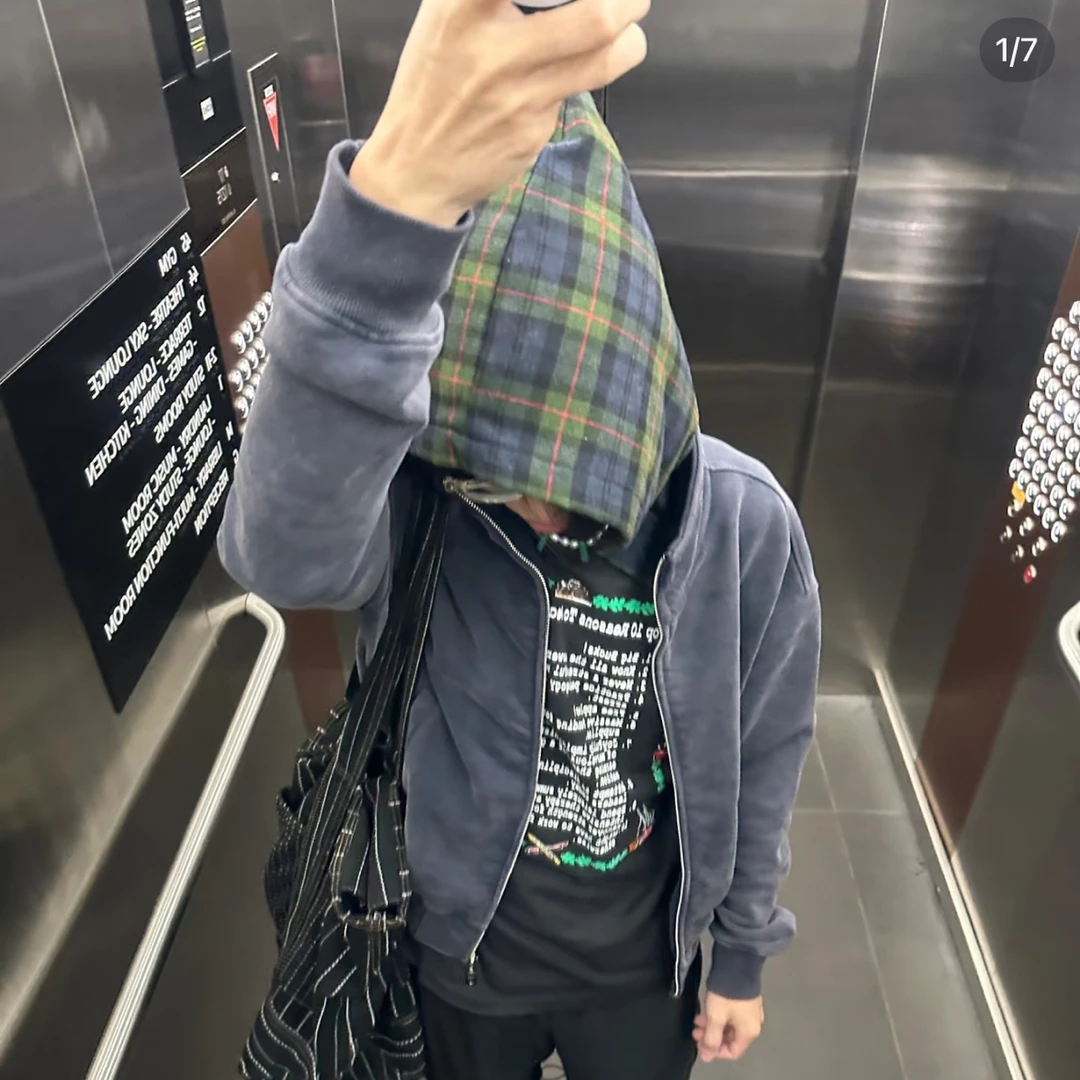 瑕疵！（介意勿拍）但是他超帅！丝毫不影响穿着！！水洗重磅外套
