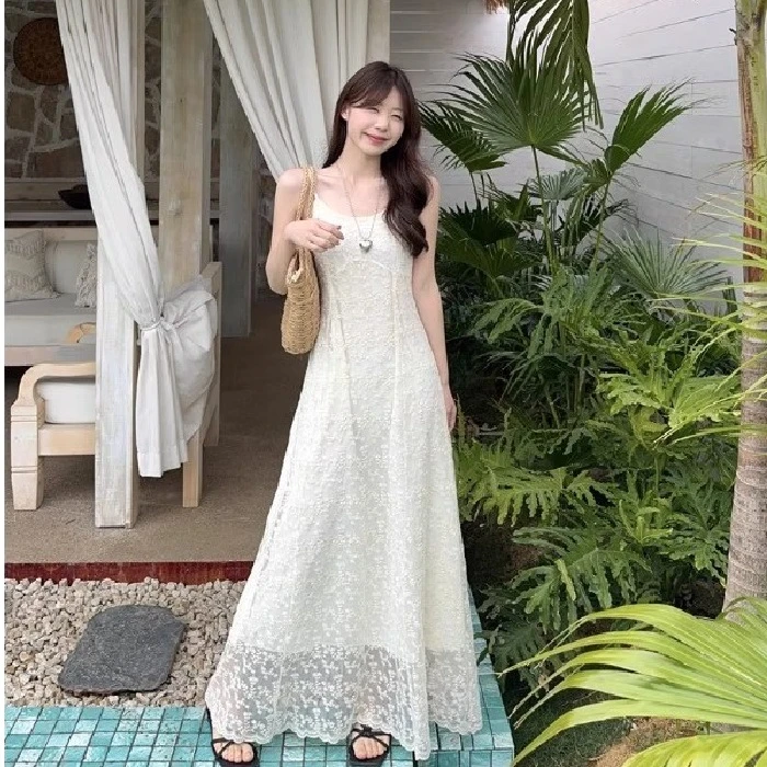 法式白色吊带连衣裙女夏季蕾丝提花度假裙修身裙子设计感a字长裙