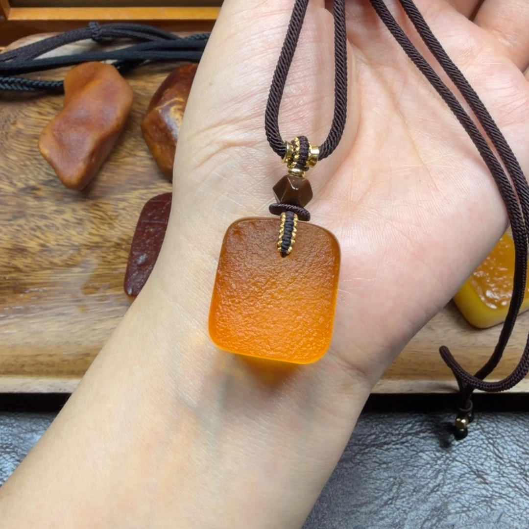 琥珀未镶嵌吊坠(赠链)