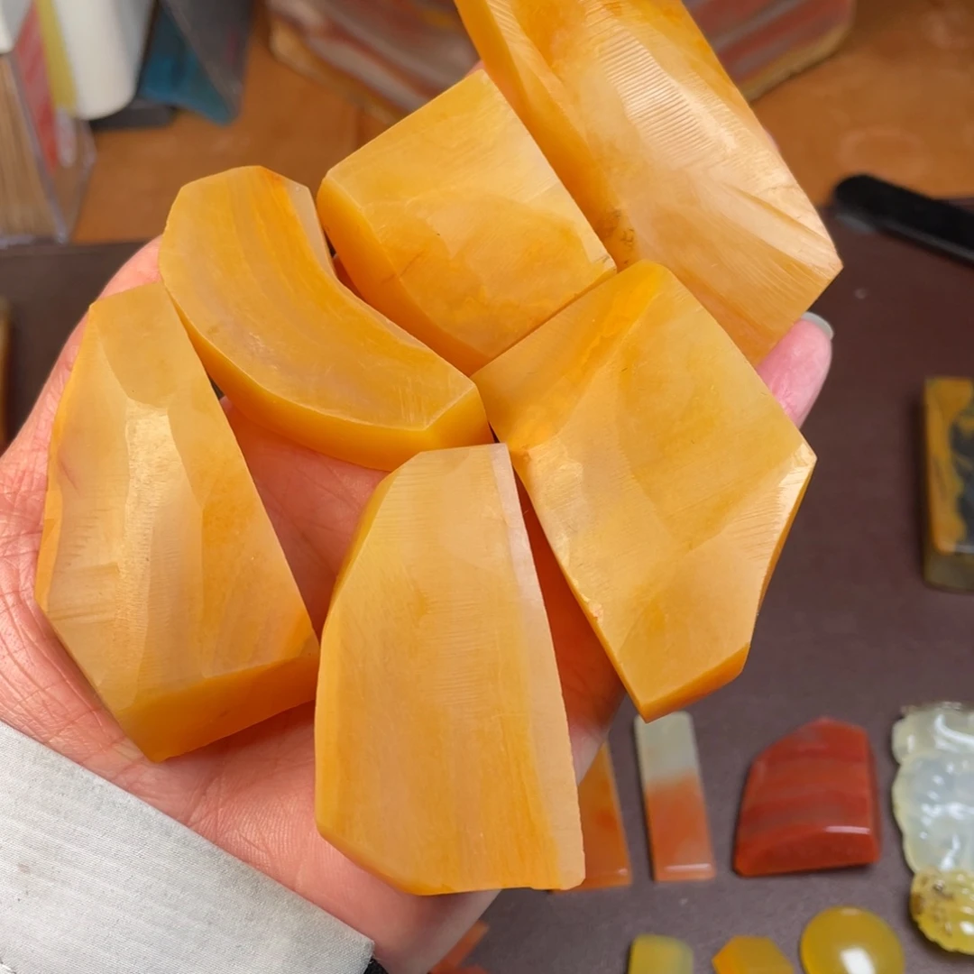 未镶嵌石英质玉（黄龙玉）颈饰