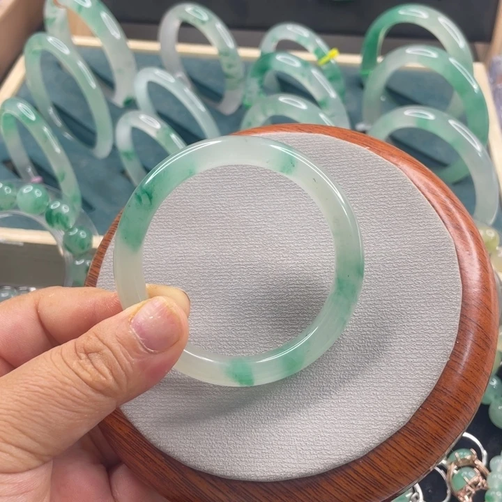 石英质玉手镯未镶嵌晶*?