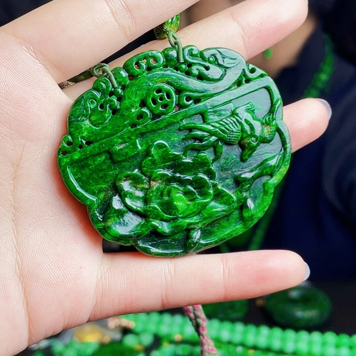 翡翠未镶嵌颈饰多样性