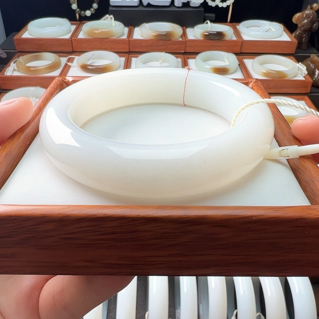 和田玉手镯未镶嵌