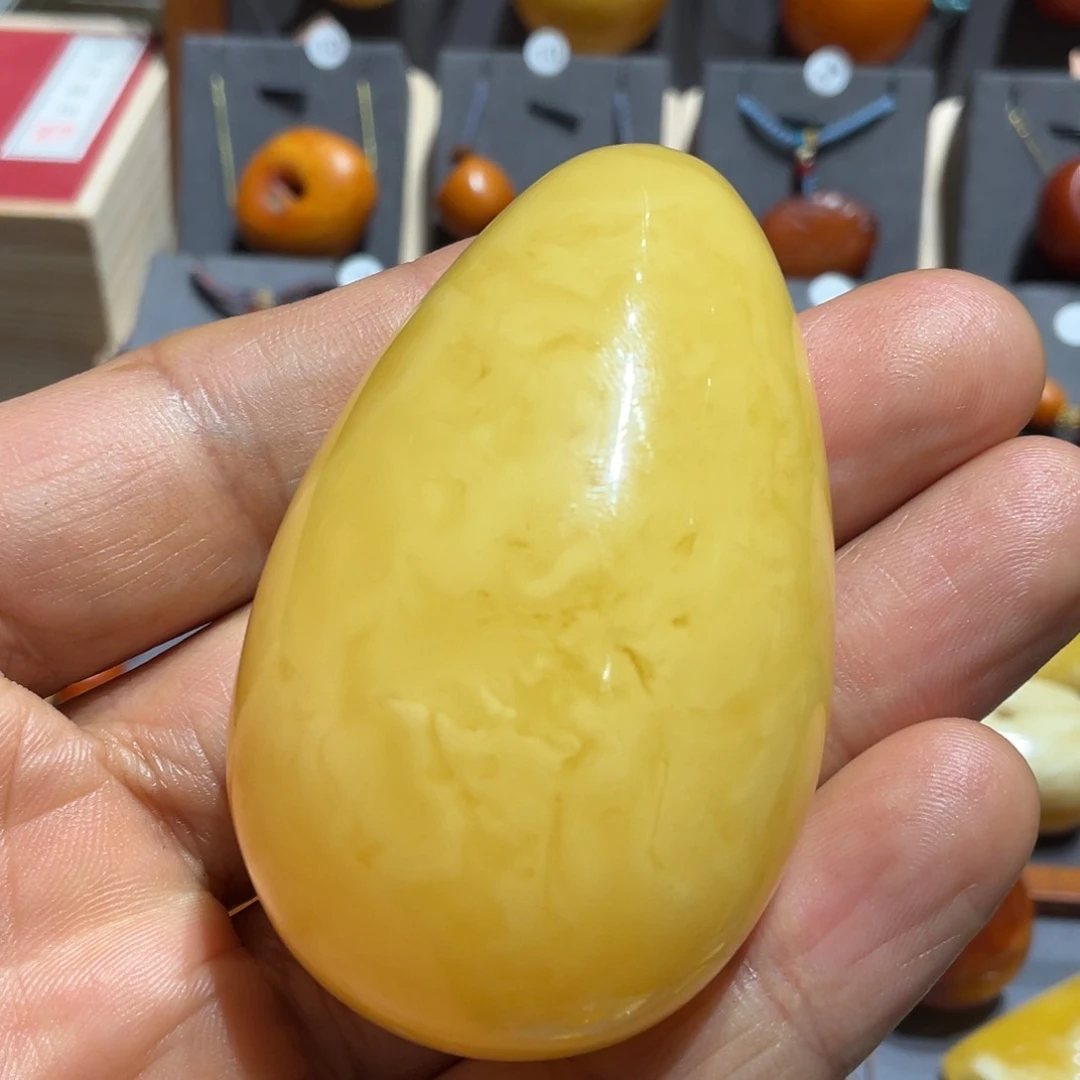 蜜蜡颈饰未镶嵌水滴坠净重40克