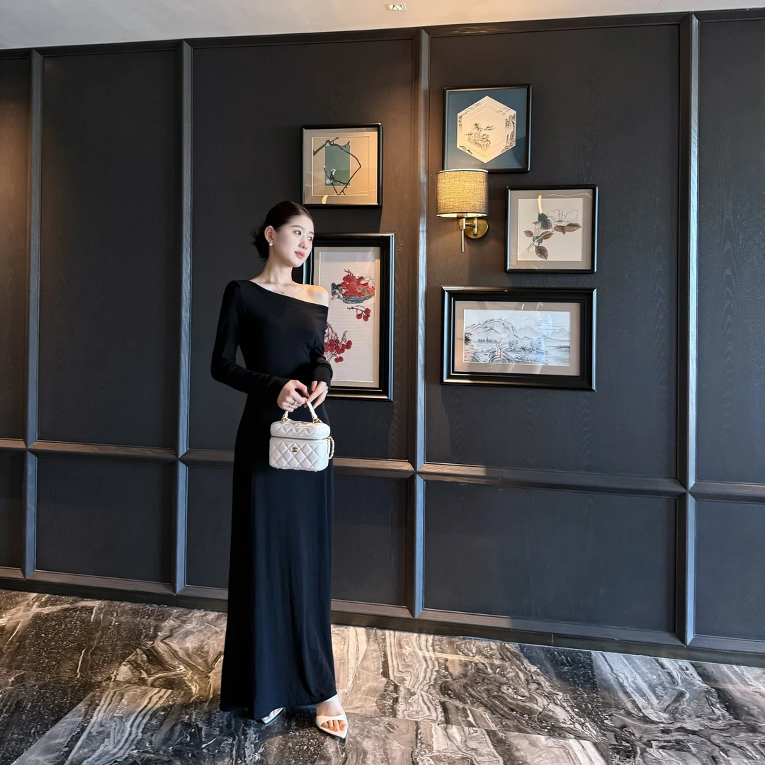 气质轻奢法式斜肩名媛连衣裙修身显瘦黑色包臀长裙设计师款简约裙