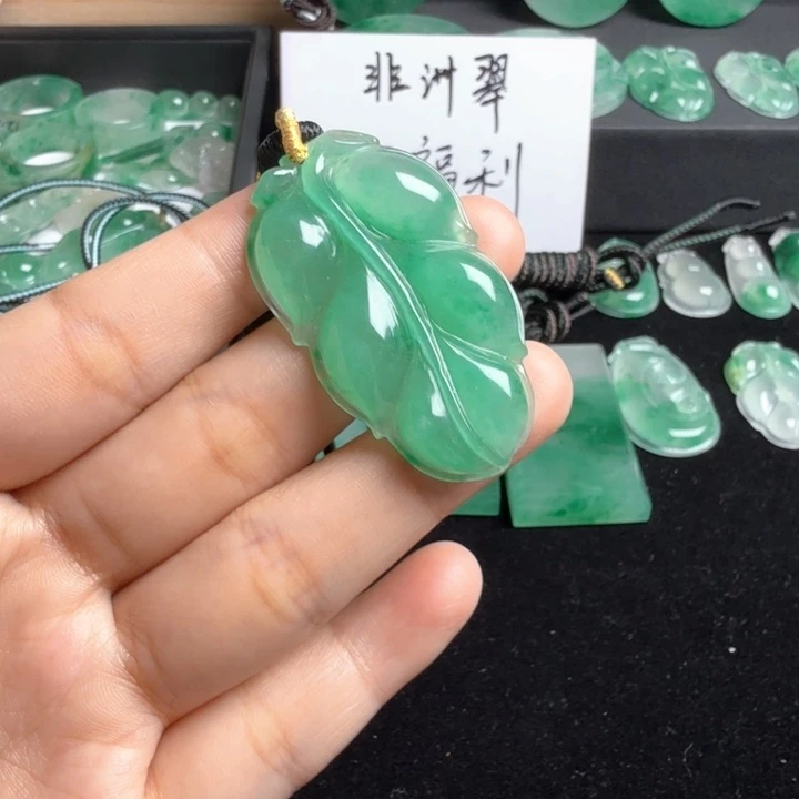 石英质玉未镶嵌颈饰