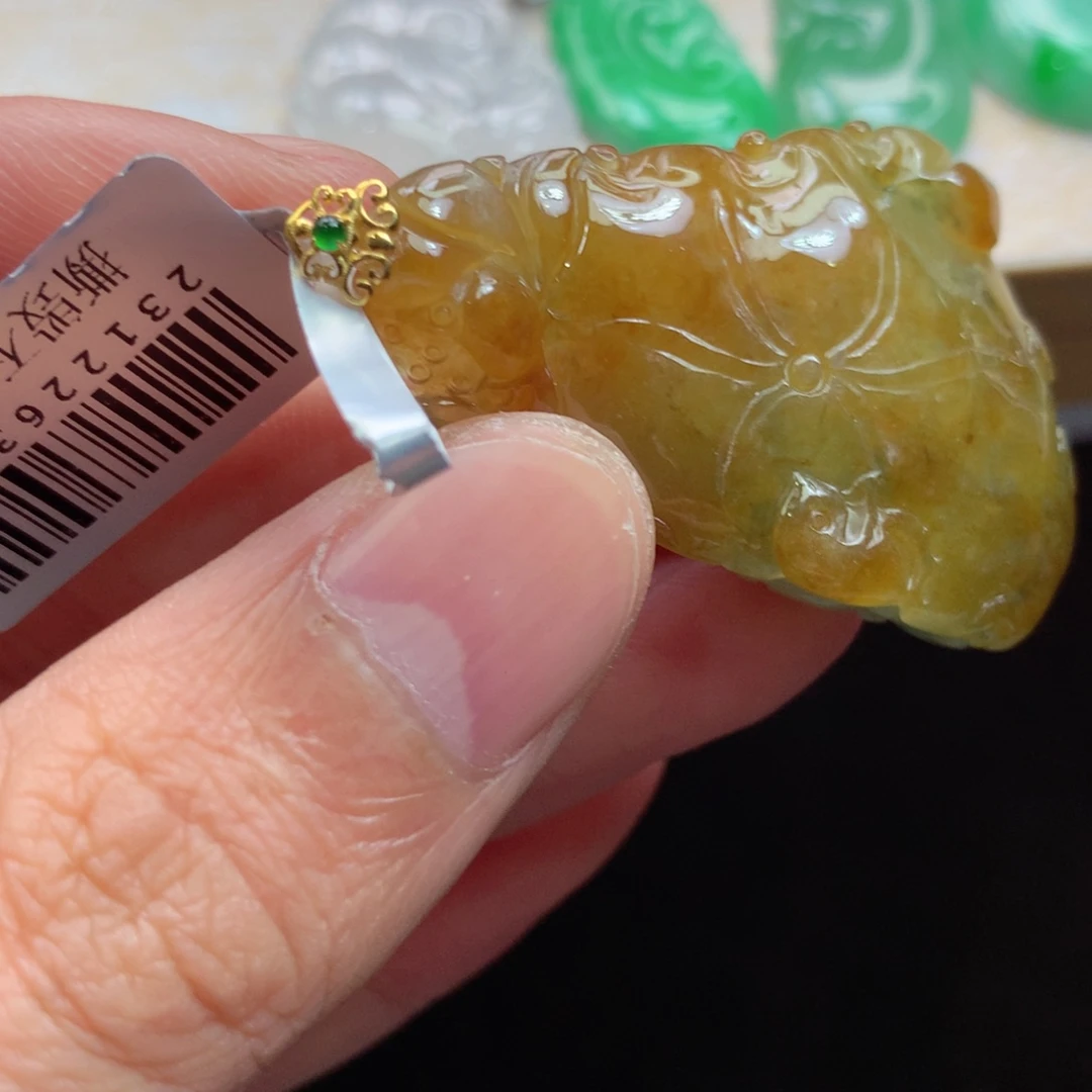 翡翠18K金镶嵌颈饰吊坠