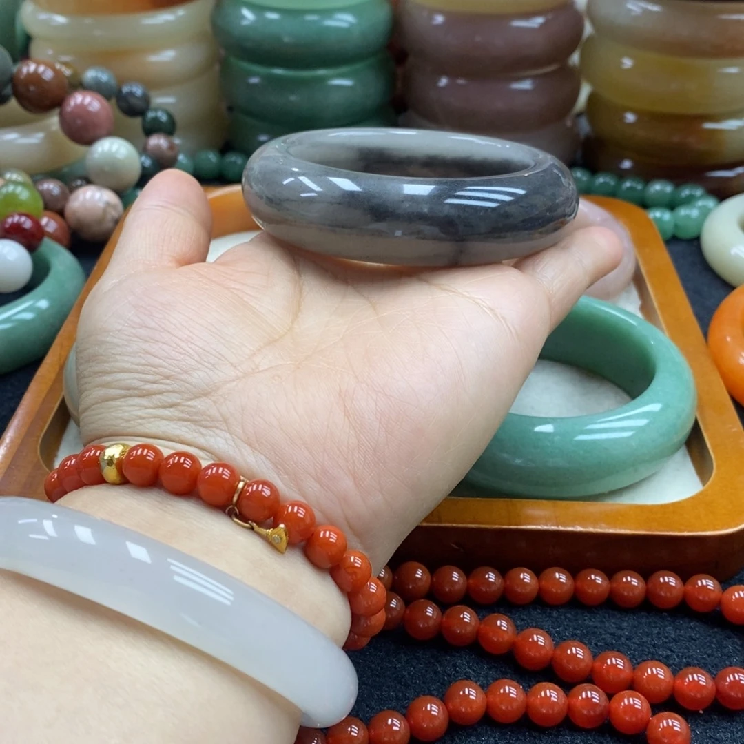 张***芳石英质玉未镶嵌手镯