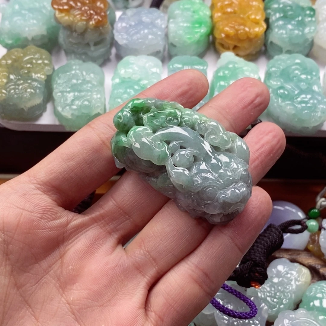 翡翠未镶嵌颈饰貔貅