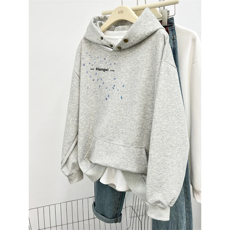 纽扣连帽卫衣女秋冬季2025新款胖MM大码字母印花中长款套头外套潮