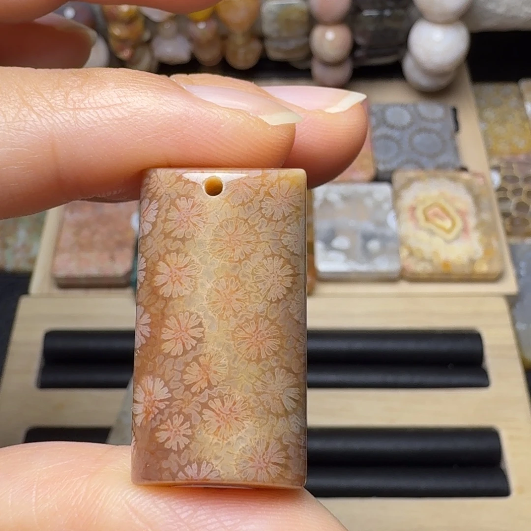 硅化玉未镶嵌精致的红粉花