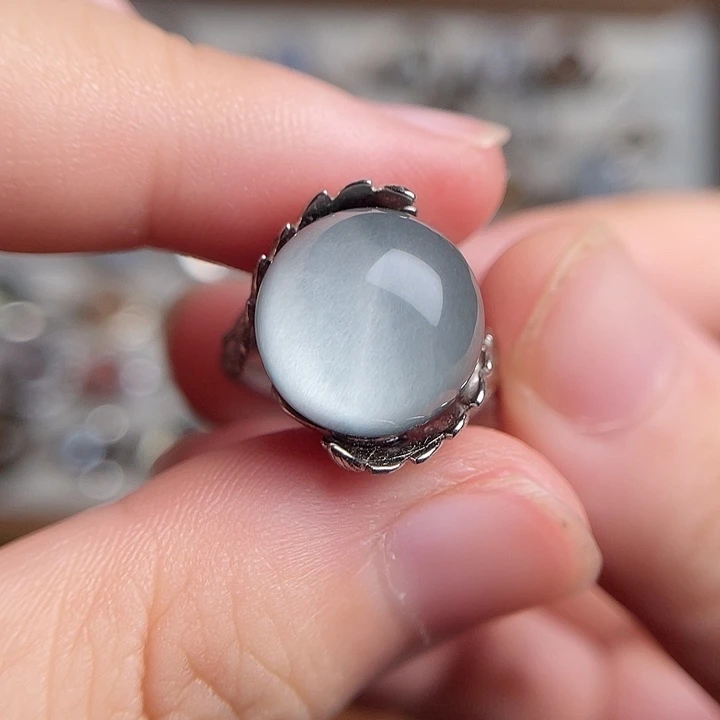 洛***。银S925镶嵌戒指水晶