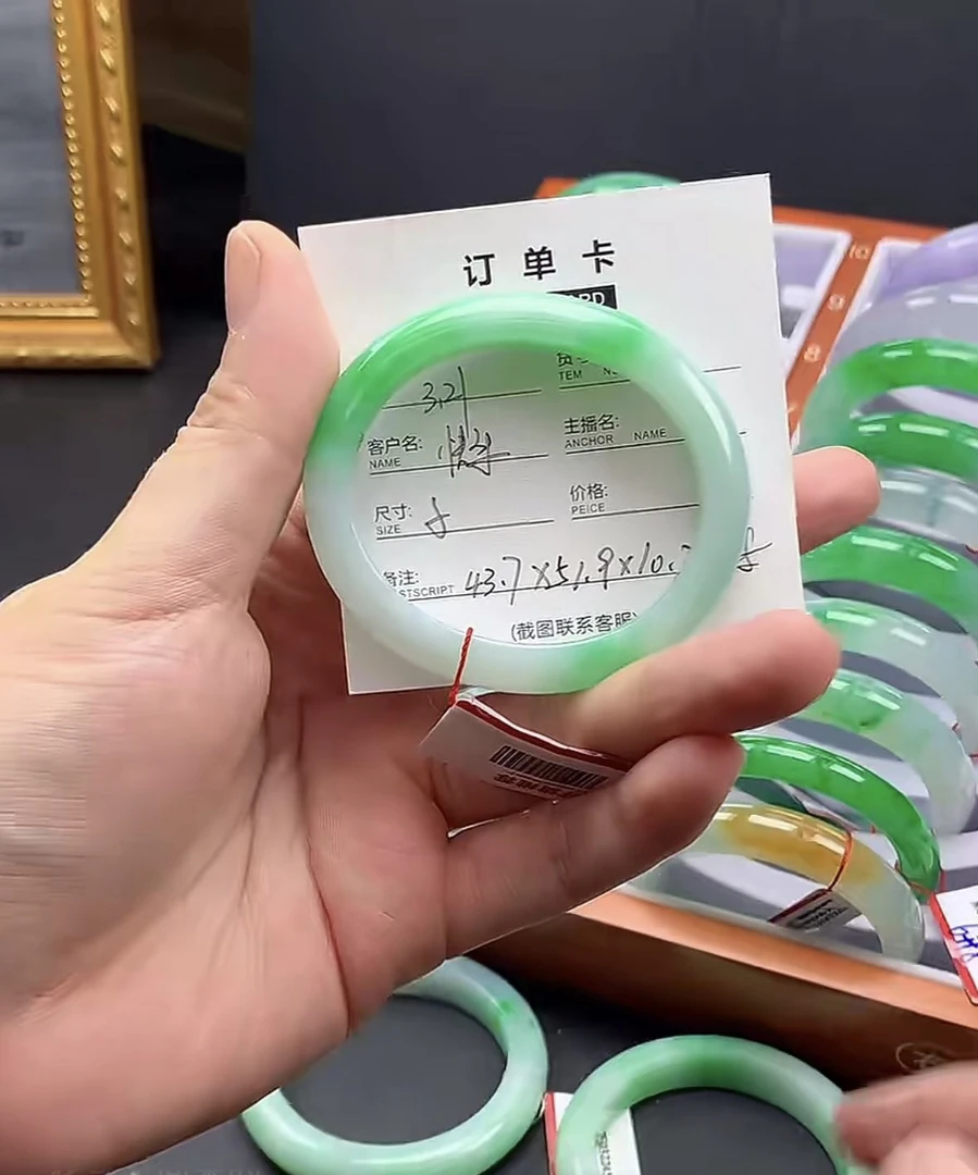 缅甸天然翡翠手镯阳绿贵妃