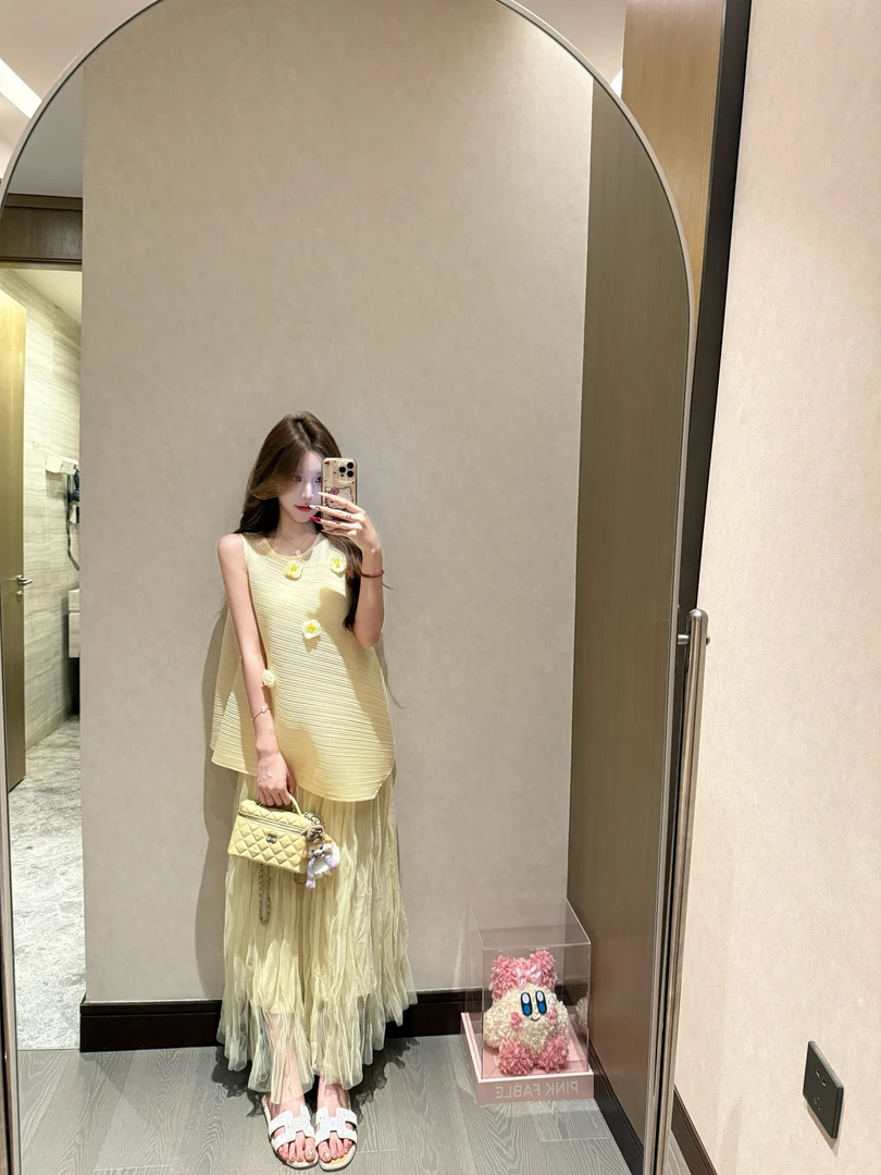 周周·【夏日多巴胺】花朵褶皱上衣网纱半身裙套装