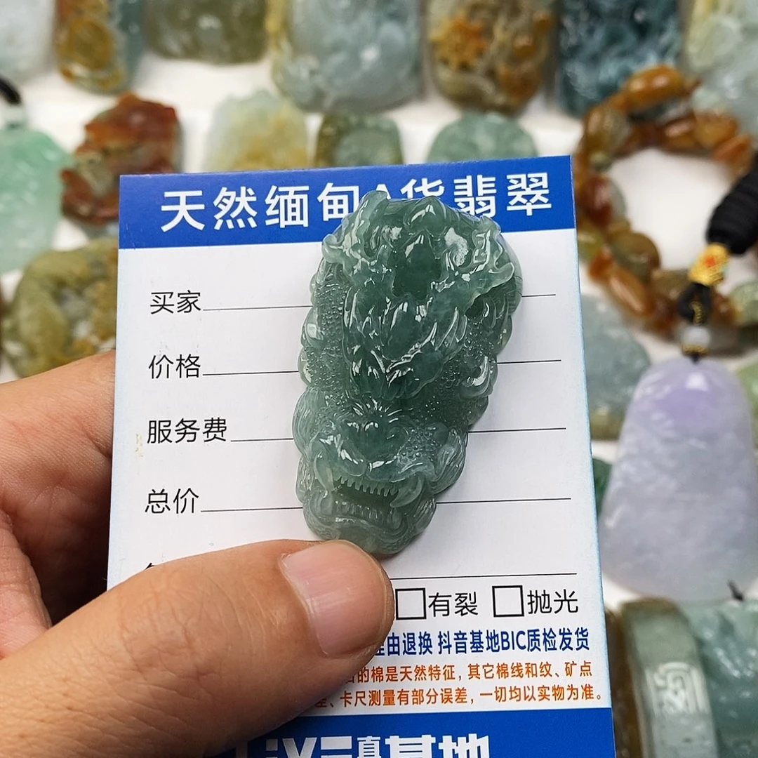 翡翠未镶嵌颈饰龙头