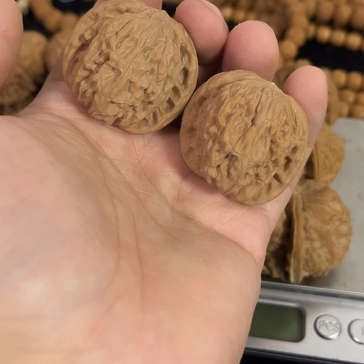 把件文玩核桃38左右微微瑕磨盘，编号017