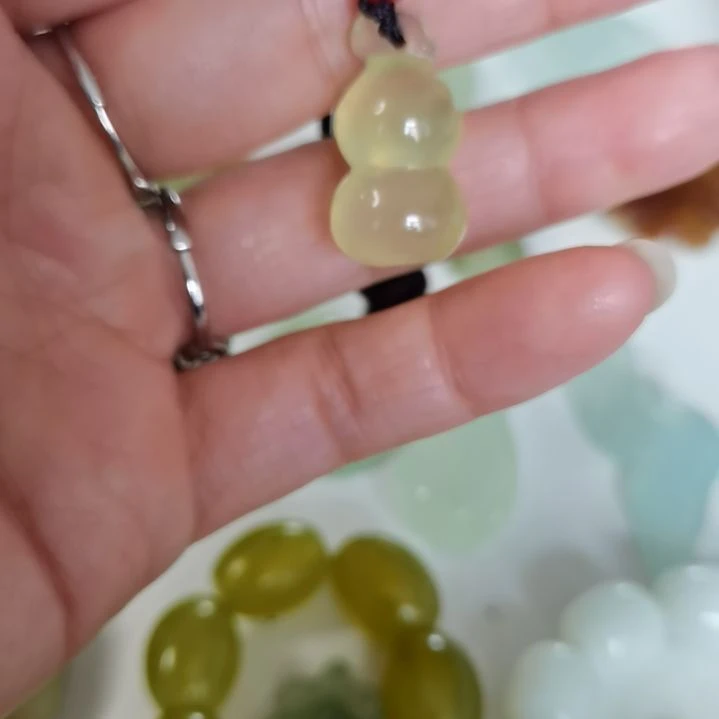 蛇纹石玉未镶嵌吊坠