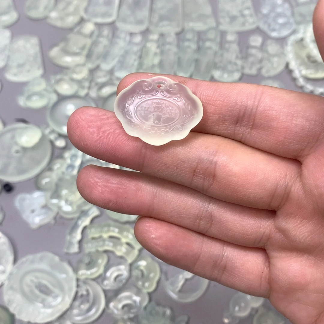 蛇纹石玉颈饰未镶嵌龙****?