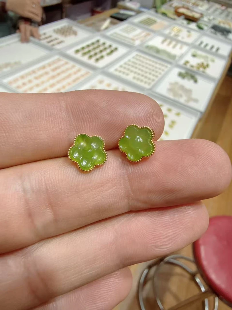 和田玉俄罗斯碧玉925银苹果绿耳钉