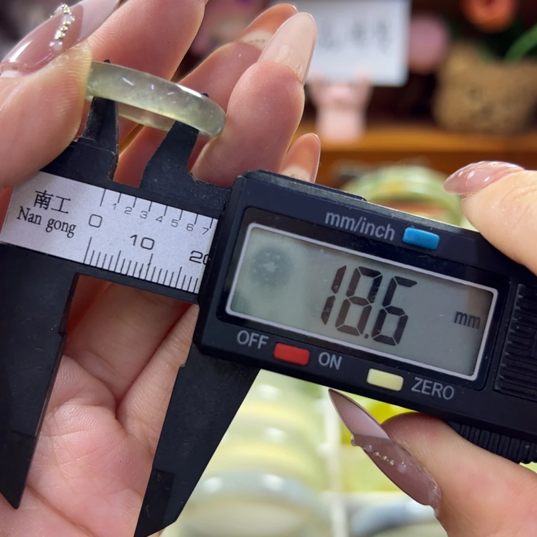 蛇纹石玉未镶嵌手镯96瑕疵
