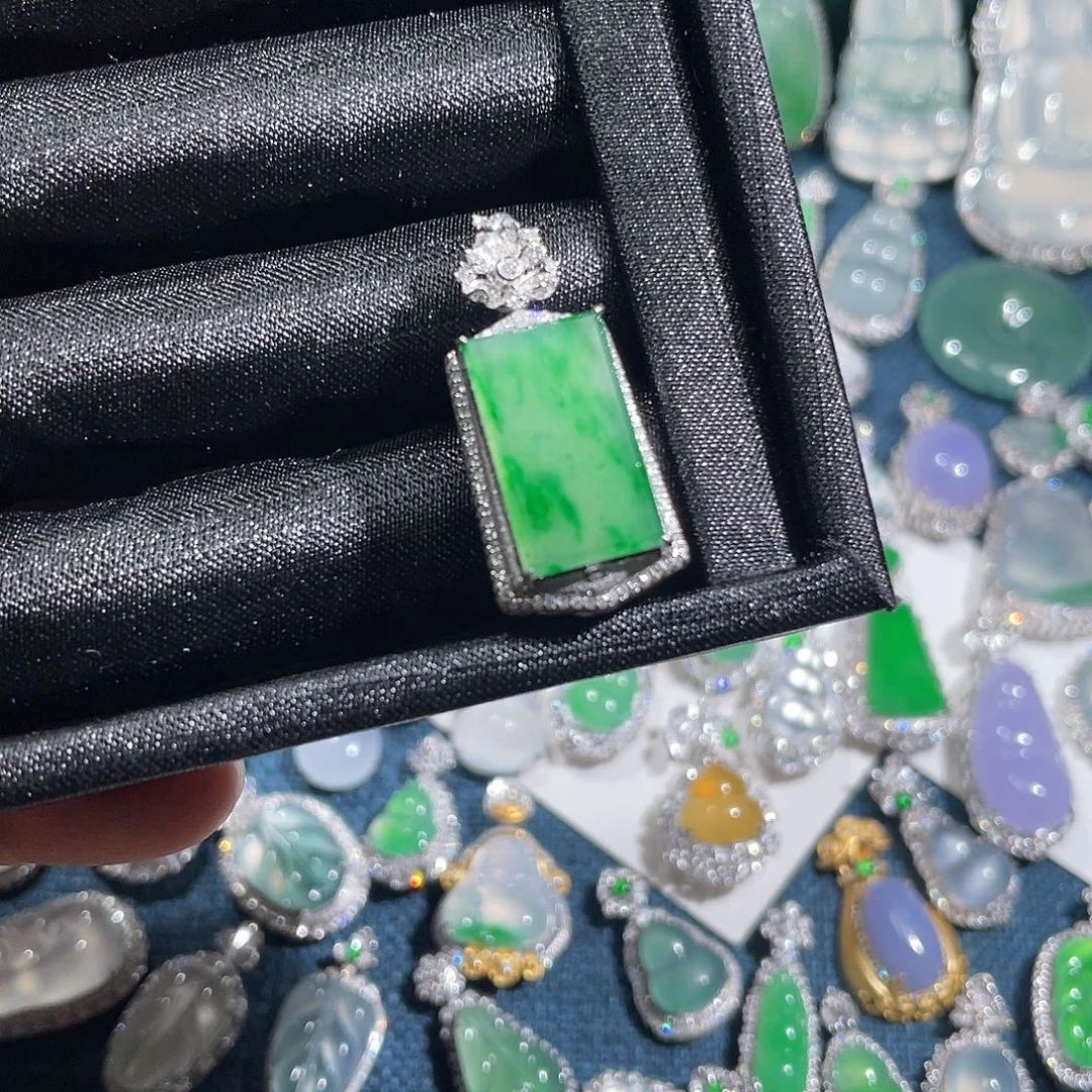 翡翠18K金镶嵌颈饰冰阳绿无事牌