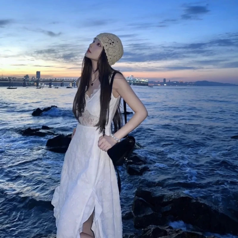 泰国三亚海边度假连衣裙女夏剪花蕾丝拼接不规则木耳边白色背心裙