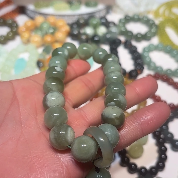 蛇纹石玉未镶嵌手持