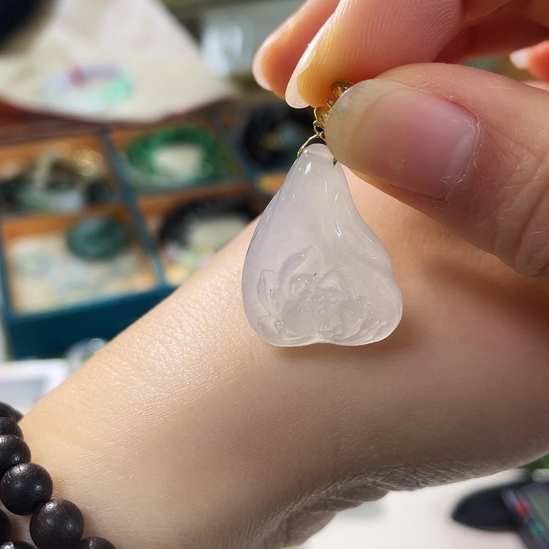 翡翠18K金镶嵌颈饰莲花吊坠
