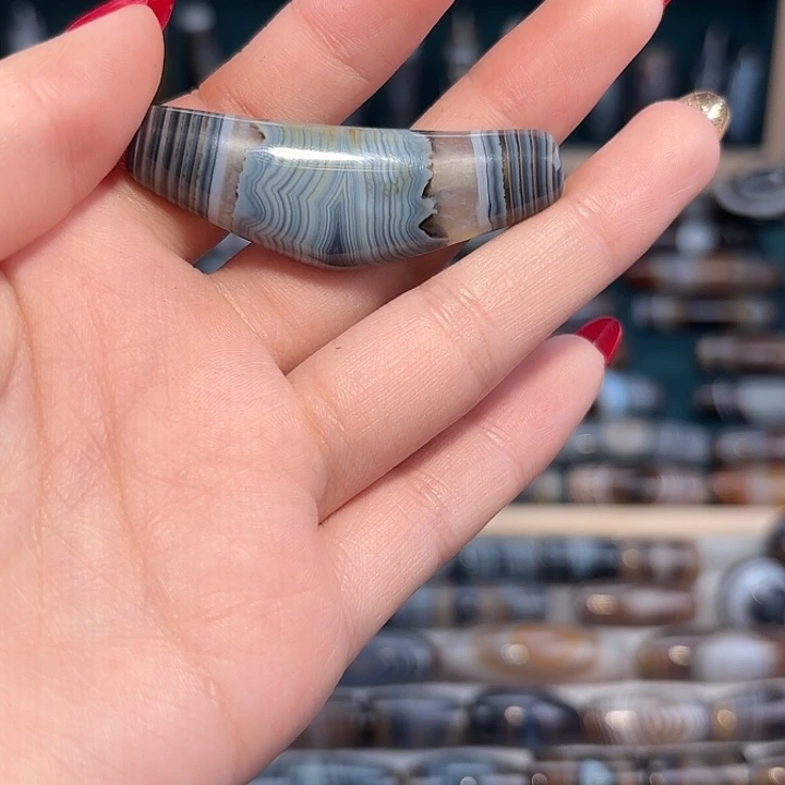 伊***东玛瑙/玉髓合金珠宝奇石