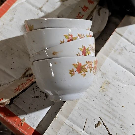 绿泥盘子碗茶壶啥都有