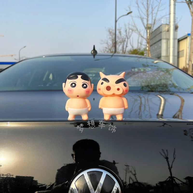 委屈小新车尾部公仔车载摆件中控台装饰品车顶玩偶汽车外手办2025