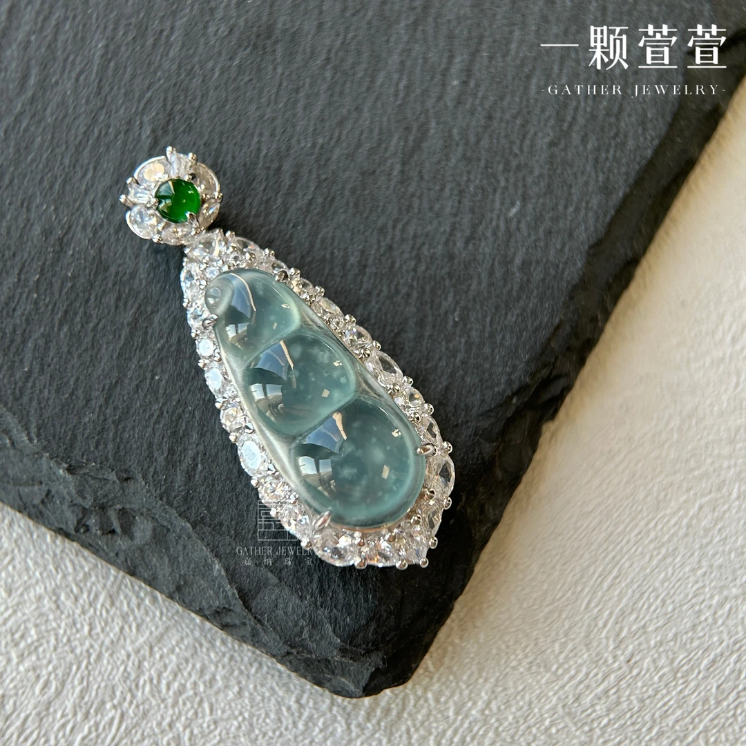 【连中三元】一颗萱萱银镶翡翠豆子吊坠630139冰透精致