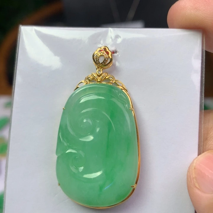 翡翠18K金镶嵌颈饰