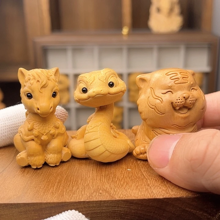 奥***莉三个生肖摆件黄杨木摆件
