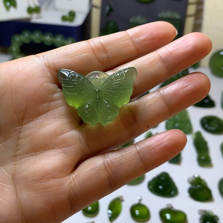 岫玉未镶嵌颈饰吊坠