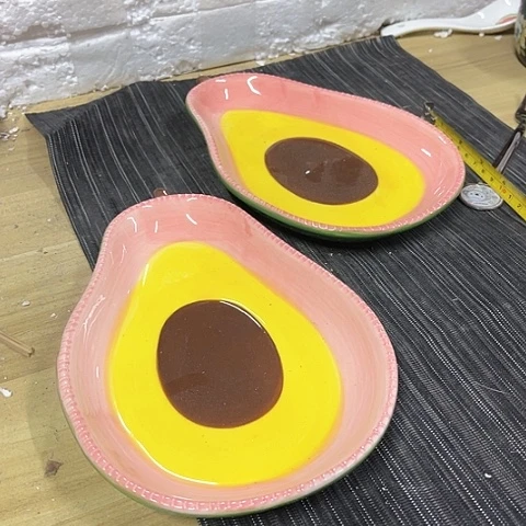 微瑕，不能明火，口径19厘米，高度2里面有颗粒，针孔，2个