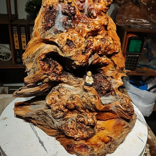 心***´松木北沉香琥珀木天然造型山水摆件。
