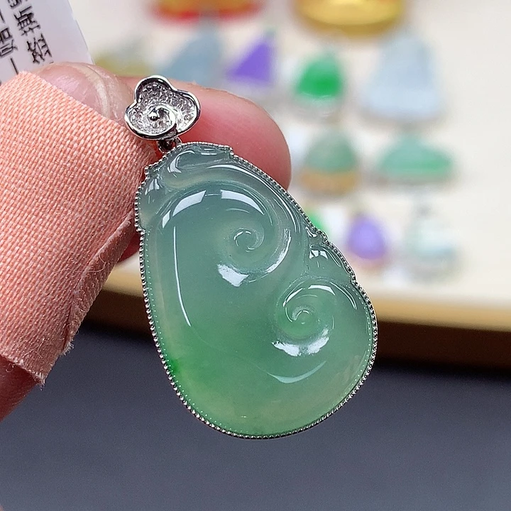 翡翠18K金镶嵌颈饰